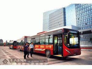 18米快速公交专用车首次在柳州街头公开亮相