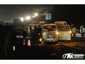 京港澳高速追尾停车协商 大货车再撞致7死5伤