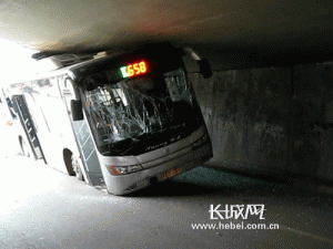天津：公交车被卡桥洞中 消防交警齐救助(图)