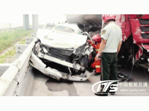 天津高速公路三车连撞 消防到场救援