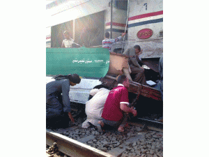 埃及发生严重交通事故  校车火车相撞造成48名儿童丧生 