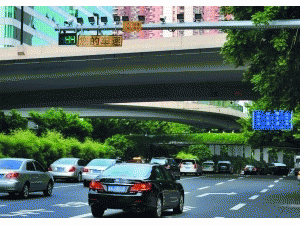 广州市区首块电子测速显示牌东风东路试用