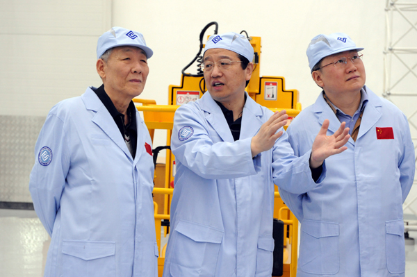 2009年3月,孙家栋院士在西昌卫星发射中心检查北斗导航卫星研制工作