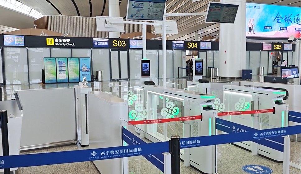 海康威视安检验证闸机落地西宁机场，助力旅客通行效率提升